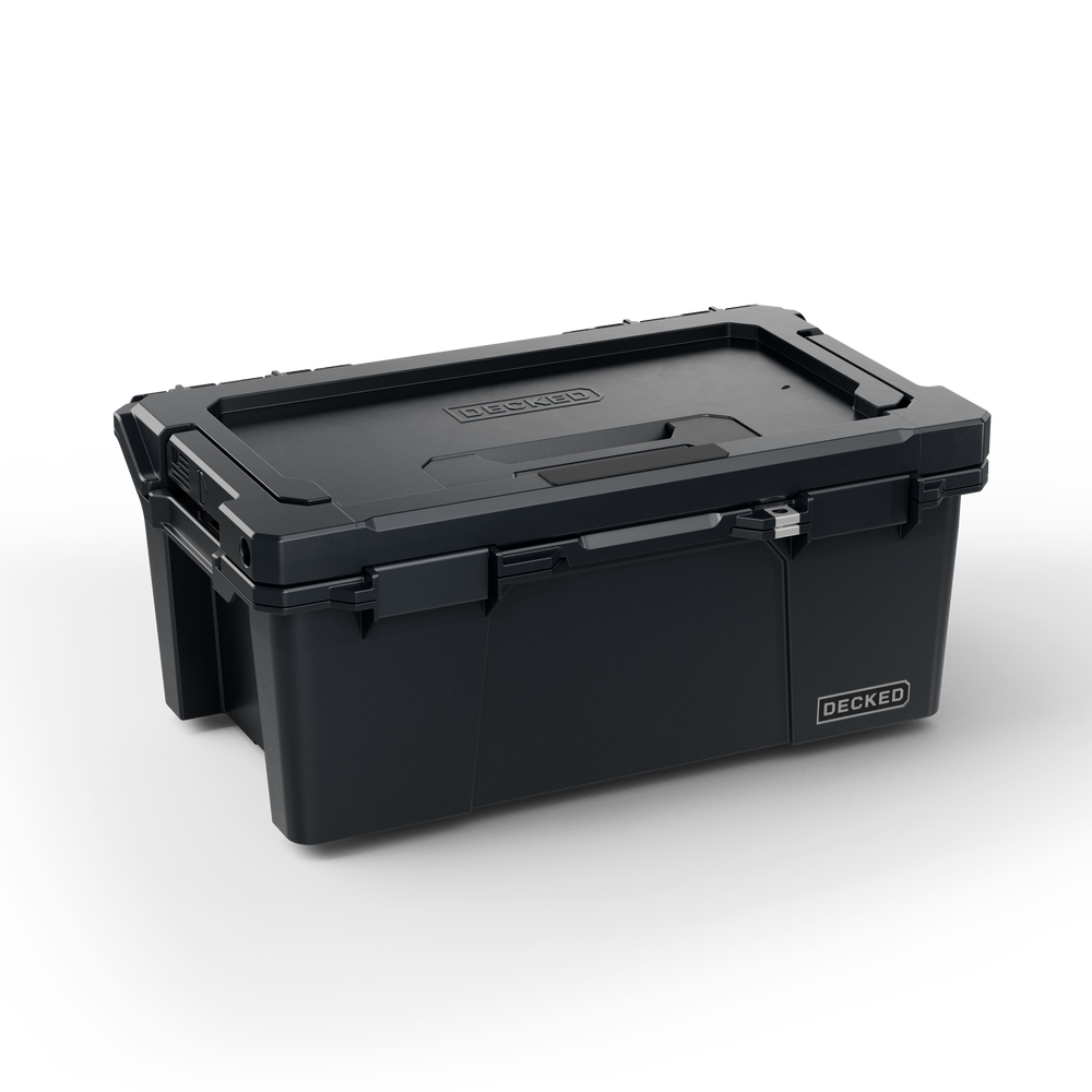 Decked Sixer 16, Black, angled view